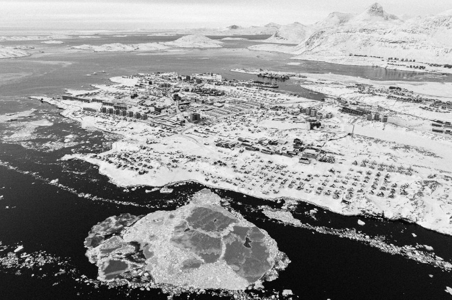 WHY DOES GREENLAND FEEL LIKE A COUNTRY BUILT FOR SURVIVING COLD?

If you interact (like or reply), I’ll give the same energy back.

Greenland isn’t just “cold”—daily life is organized around it. In many areas, winter lasts 6–7 months and temperatures can drop to -34°C.

Even