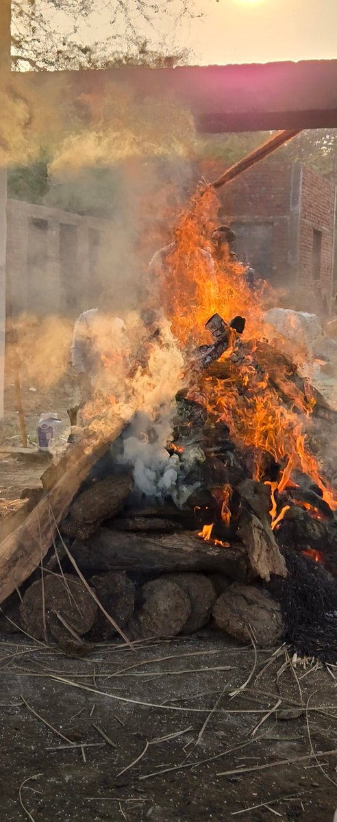 जनपद अलीगढ़ के लोकप्रिय सदस्य विधान परिषद श्री Chaudhary Rishipal Singh जी के बड़े भाई स्वर्गीय श्री वीरेंद्र सिंह जी के निधन पर उनके अंतिम संस्कार में सम्मिलित होकर भावभीनी श्रद्धांजलि अर्पित की एवं शोकाकुल परिजनों से भेंट कर अपनी गहरी शोक संवेदनाएँ व्यक्त कीं।