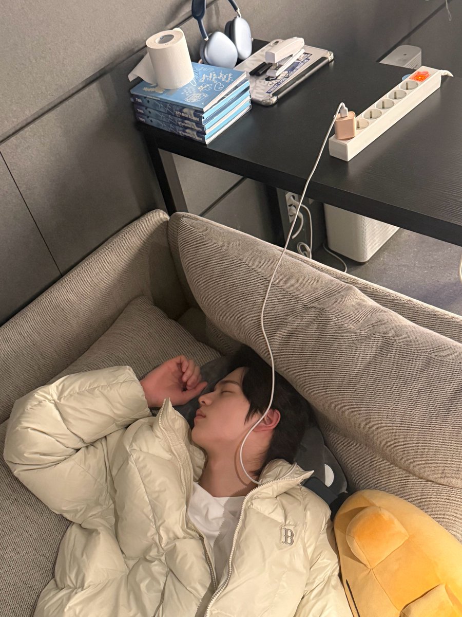 어떡해.... 신유 너무 귀엽게 자.....