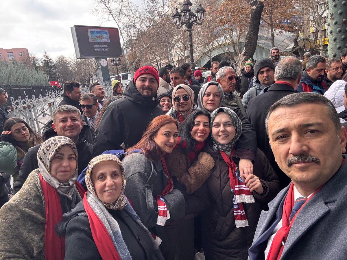Her zaman yanımızda olan, emeklerini hiçbir zaman tartışamayacağımız iki vekilimize, bugün de başka bir etkinlikten çıkıp, etkinliğimize yetişip atama bekleyen öğretmenlerin sesi oldukları için teşekkür ederiz.

<a href="/Suat_Ozcagdas/">Suat Özçağdaş</a> <a href="/YS_Turkoglu/">Selçuk Türkoğlu</a>
#AnkaradaOgretmenlerTekSes