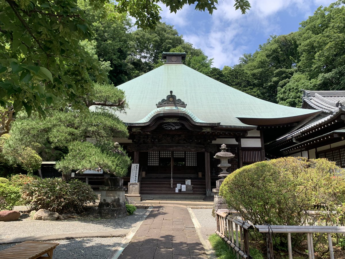 Octoberabbit's tweet image. 「関東三十六不動をめぐる 5.川崎編①」より。
等覚院。
この寺の縁起では日本武尊の東征の際、のどのかわきを癒す泉を鶴が舞い降りて知らせ、彼はそこに1本の木を植えた。その木が神木と崇められ、この地は神木(しぼく)とよばれるようになったらしい。
等覚院の御朱印は梵字の「カーン(不動明王)」。