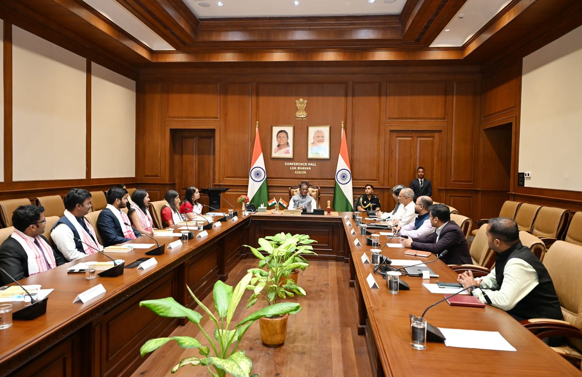 Laxmanacharya54's tweet image. आज लोक भवन में भारतीय विदेश सेवा (IFS) के परिवीक्षाधीन अधिकारियों के समूह ने शिष्टाचार भेंट की।
राष्ट्रहित को सर्वोपरि रखते हुए,  हमारे देश की प्रतिष्ठा, मूल्यों और दृष्टि को वैश्विक मंचों पर सशक्त, संतुलित और प्रभावी प्रतिनिधित्व करने के लिए प्रशिक्षु अधिकारियों को प्रेरित किया।…