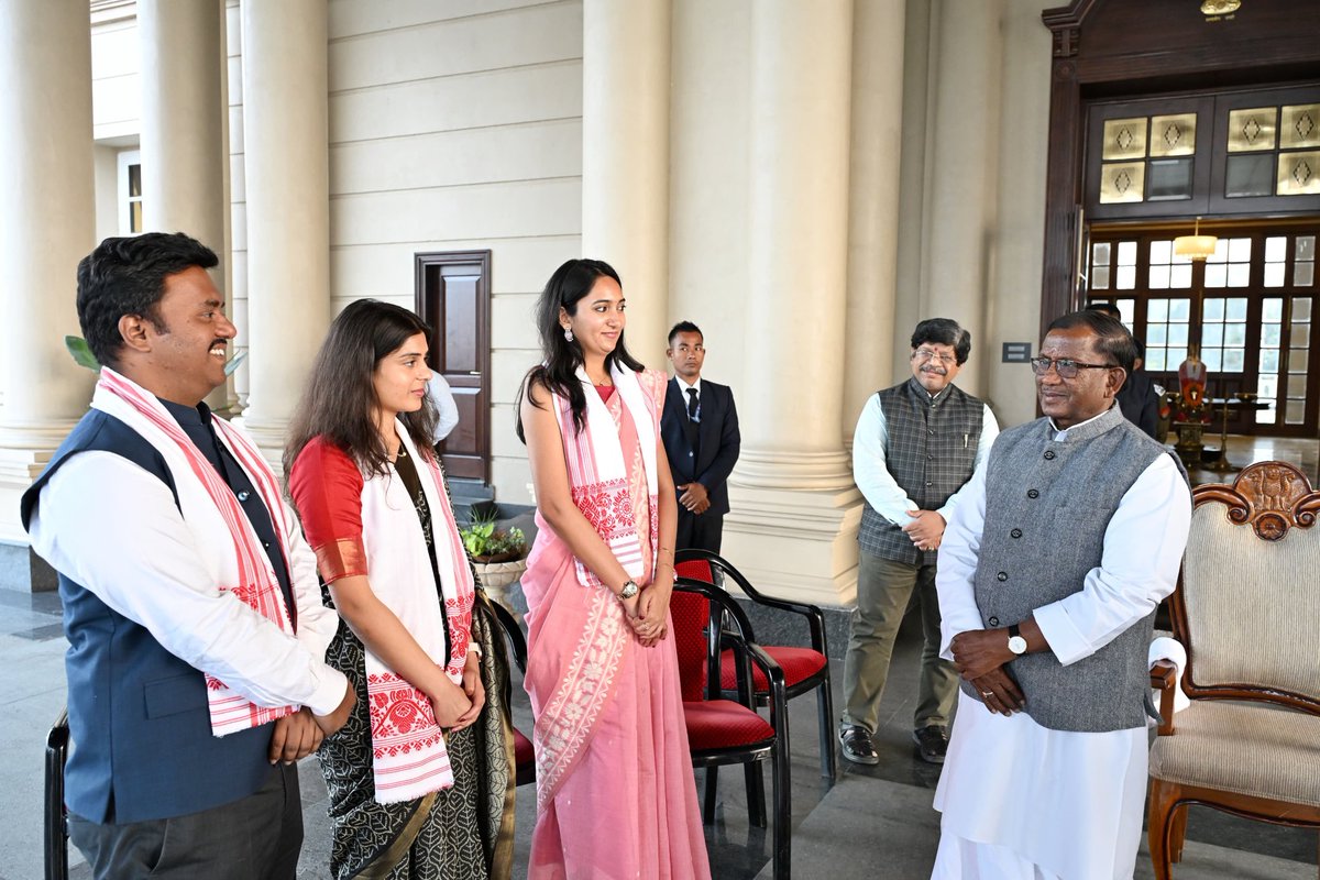 Laxmanacharya54's tweet image. आज लोक भवन में भारतीय विदेश सेवा (IFS) के परिवीक्षाधीन अधिकारियों के समूह ने शिष्टाचार भेंट की।
राष्ट्रहित को सर्वोपरि रखते हुए,  हमारे देश की प्रतिष्ठा, मूल्यों और दृष्टि को वैश्विक मंचों पर सशक्त, संतुलित और प्रभावी प्रतिनिधित्व करने के लिए प्रशिक्षु अधिकारियों को प्रेरित किया।…