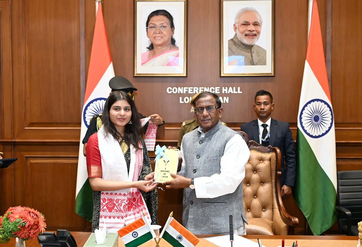 Laxmanacharya54's tweet image. आज लोक भवन में भारतीय विदेश सेवा (IFS) के परिवीक्षाधीन अधिकारियों के समूह ने शिष्टाचार भेंट की।
राष्ट्रहित को सर्वोपरि रखते हुए,  हमारे देश की प्रतिष्ठा, मूल्यों और दृष्टि को वैश्विक मंचों पर सशक्त, संतुलित और प्रभावी प्रतिनिधित्व करने के लिए प्रशिक्षु अधिकारियों को प्रेरित किया।…