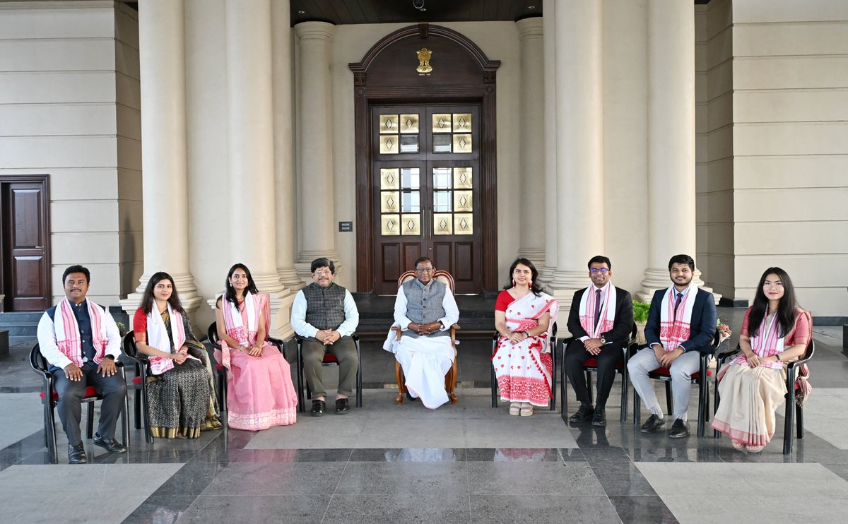 Laxmanacharya54's tweet image. आज लोक भवन में भारतीय विदेश सेवा (IFS) के परिवीक्षाधीन अधिकारियों के समूह ने शिष्टाचार भेंट की।
राष्ट्रहित को सर्वोपरि रखते हुए,  हमारे देश की प्रतिष्ठा, मूल्यों और दृष्टि को वैश्विक मंचों पर सशक्त, संतुलित और प्रभावी प्रतिनिधित्व करने के लिए प्रशिक्षु अधिकारियों को प्रेरित किया।…