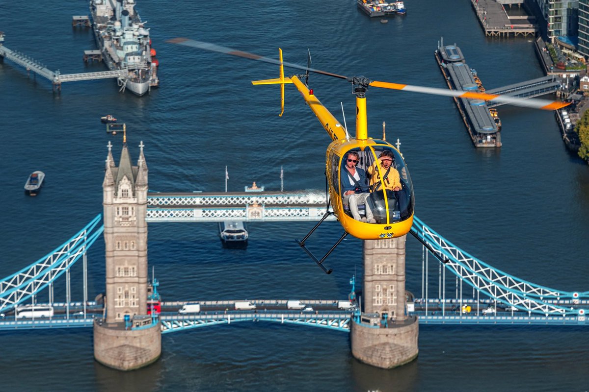 HQAviation's tweet photo. Some AMAZING shots of our lovely R22 helicopter buzzing over London ☀️

@Robinson_Heli https://t.co/IDzF9hGIB6