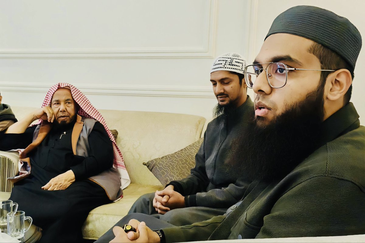 muftishamail's tweet image. في رحابِ العلمِ والفضل بـ #السعودية 🇸🇦، غمرنا كرمُ الضيافةِ ولطافة الاستقبال في مجلس معالي الشيخ د. عبدالله بن محمد المطلق (عضو هيئة كبار العلماء)، وفضيلة الشيخ خلف بن محمد المطلق (عضو الإفتاء باللجنة الدائمة).
​كانت ليلةً حفّها الأنسُ، وازدانت بفيضٍ من النصائح الغالية والتوجيهات…