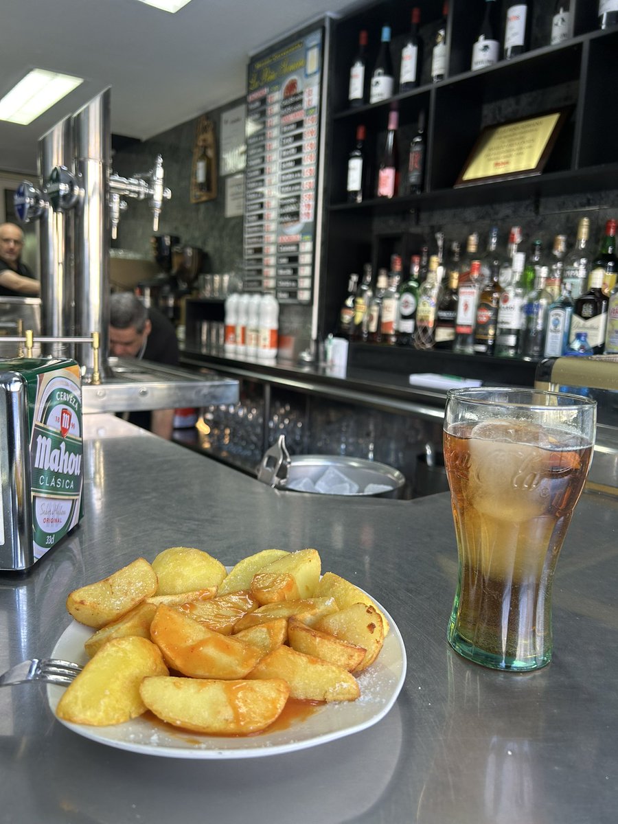 ConoceOtroMad's tweet image. No os queremos dar envidia, pero estamos disfrutando de una de las mejores bravas de Madrid, las de la Peña Soriana de Usera que este año están de cumpleaños especial, setenta años desde que en 1956 abriesen sus puertas por primera vez. ¡De las mejores patatas de Madrid!