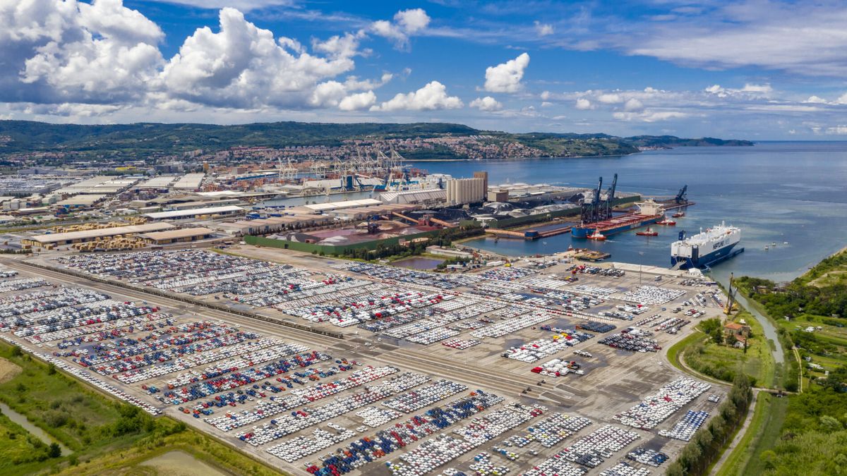 WorldCargoNews's tweet image. ⬆️ Port of #Koper sees strong container growth in 2025: tinyurl.com/yyjjptyh 
#Slovenia #Ports #PortNews #Logistics #AutoLogistics #WorldCargoNews
