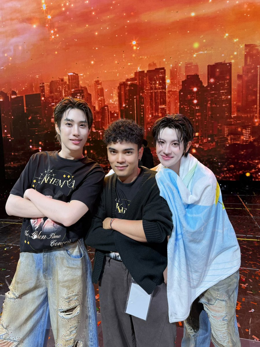 Ize6's tweet image. เก่งกันมากๆเลยเด็กๆทั้ง 4 คน ทำเต็มที่กันมากๆ ดีใจที่ได้เห็นน้องๆได้ทำตามฝันคือการได้มีคอนเสิร์ตของตัวที่เองอิมแพค และเห็นคนที่ซัพพอร์ตพวกหนูเยอะขนาดนี้ พัฒนากันต่อไปน้า ❤️