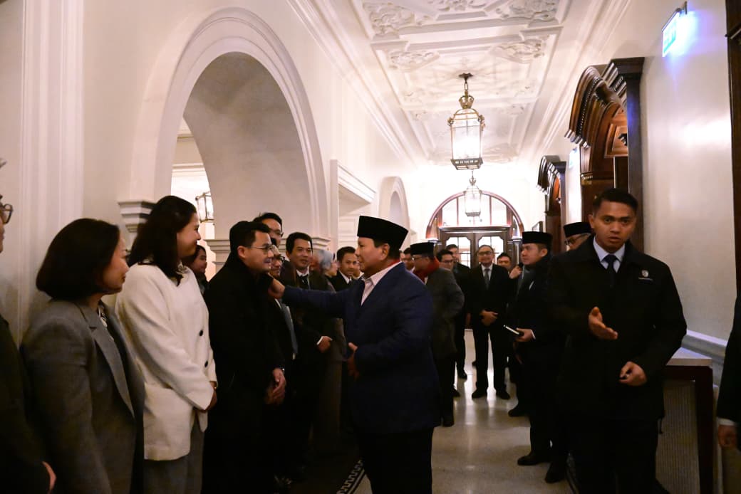 KemensetnegRI's tweet photo. Tiba di London, Presiden Prabowo Perkuat Kemitraan Strategis Indonesia - Inggris

Presiden RI Prabowo Subianto tiba di Bandar Udara London Stansted, Inggris, Minggu (18/01/2026), untuk melakukan kunjungan kerja dalam rangka memperkuat hubungan bilateral dan kemitraan strategis antara Indonesia dan Inggris. 

Setibanya di hotel tempat bermalam, Presiden disambut hangat oleh sejumlah menteri Kabinet Merah Putih, jajaran KBRI London, serta mahasiswa dan diaspora Indonesia yang tengah menempuh pendidikan di Inggris.

Selama kunjungan di Inggris, Presiden Prabowo dijadwalkan melakukan pertemuan dengan Perdana Menteri (PM) Inggris Keir Starmer di Kantor PM Inggris serta melakukan pertemuan dengan Raja Inggris Charles III di St. James’s Palace.

Kunjungan ini menegaskan komitmen pemerintah Indonesia untuk memperluas ruang kolaborasi guna menjawab tantangan bersama di masa depan. Kemitraan strategis baru Indonesia dan Inggris bertumpu pada empat pilar utama, yakni pertumbuhan ekonomi; iklim, energi, dan alam; pertahanan dan keamanan; serta manusia dan masyarakat. 

Sumber: BPMI Setpres

#KemensetnegRI
#RilisPresiden