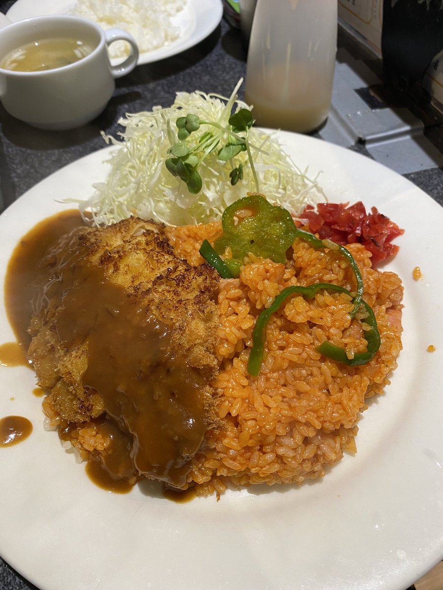 ayanabe's tweet image. 久しぶりにナポレオンライスの写真を見たらガッツリ食べたくなってトルコライス、初めて… あれ？ トルコライスってピラフとナポリタンとカツなのでは？と思ったけど色々あるのね。てか調べてたらコレ、エスカロップに近いのでは？ ケチャップライスだけど。赤エスカ？