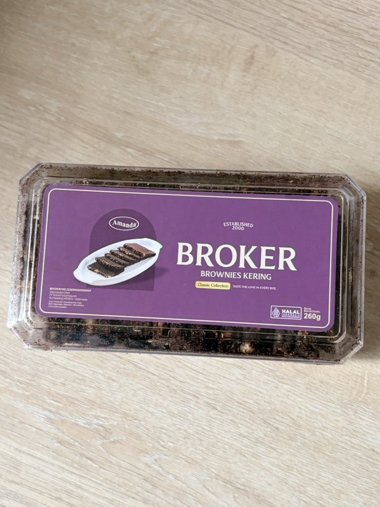 I saw some amanda brownies post on timeline but no one metioned this, AMANDA BROKER alias brownies kering. 

underrated tp ENAAAKKK, manisnya pas dan rasa pahit cokelatnya masih berasa. dimakan pake susu/yogurt yummm🤤😋