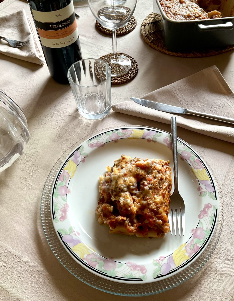 Particolare dal pranzo di ieri.
Pasta di Grano Timilìa al Forno con Ragù di Lenticchie.
Una versione salubre e gustosa del piatto per eccellenza della domenica.
Buona settimana!
#LunchBreak in #Liguria