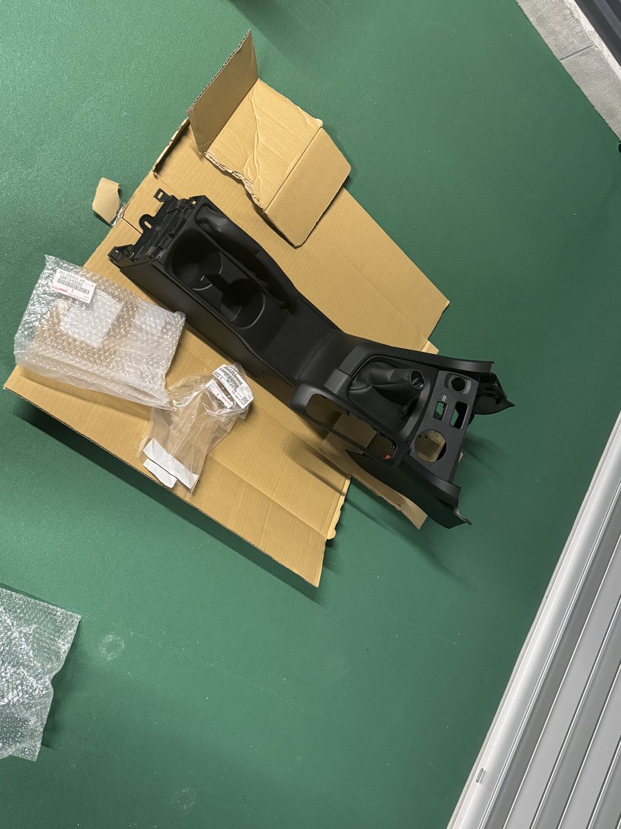 jg1ja4's tweet photo. ディアゴスティーニ
GRヤリス
サイドブレーキ内装仮組み編

内装1箇所
レバー本体
ブレーキワイヤー延長
ワイヤー延長部品取り付け金具
ケーブル延長
レバー検出スイッチ
車両本体

が、あれば取り付けできます。 https://t.co/vGvyyLsyum