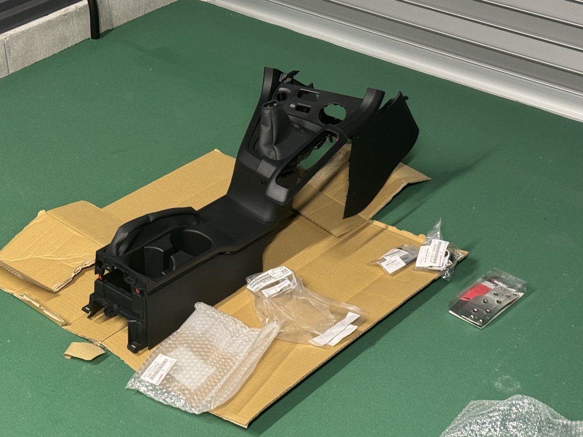 jg1ja4's tweet photo. ディアゴスティーニ
GRヤリス
サイドブレーキ内装仮組み編

内装1箇所
レバー本体
ブレーキワイヤー延長
ワイヤー延長部品取り付け金具
ケーブル延長
レバー検出スイッチ
車両本体

が、あれば取り付けできます。 https://t.co/vGvyyLsyum