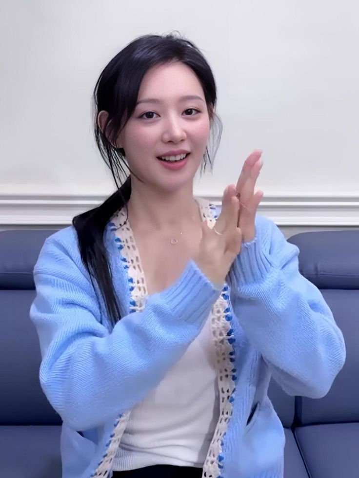 soogee1619's tweet photo. Love her outfit so much🩵
#KimJiWon https://t.co/yGcI6HWEE2