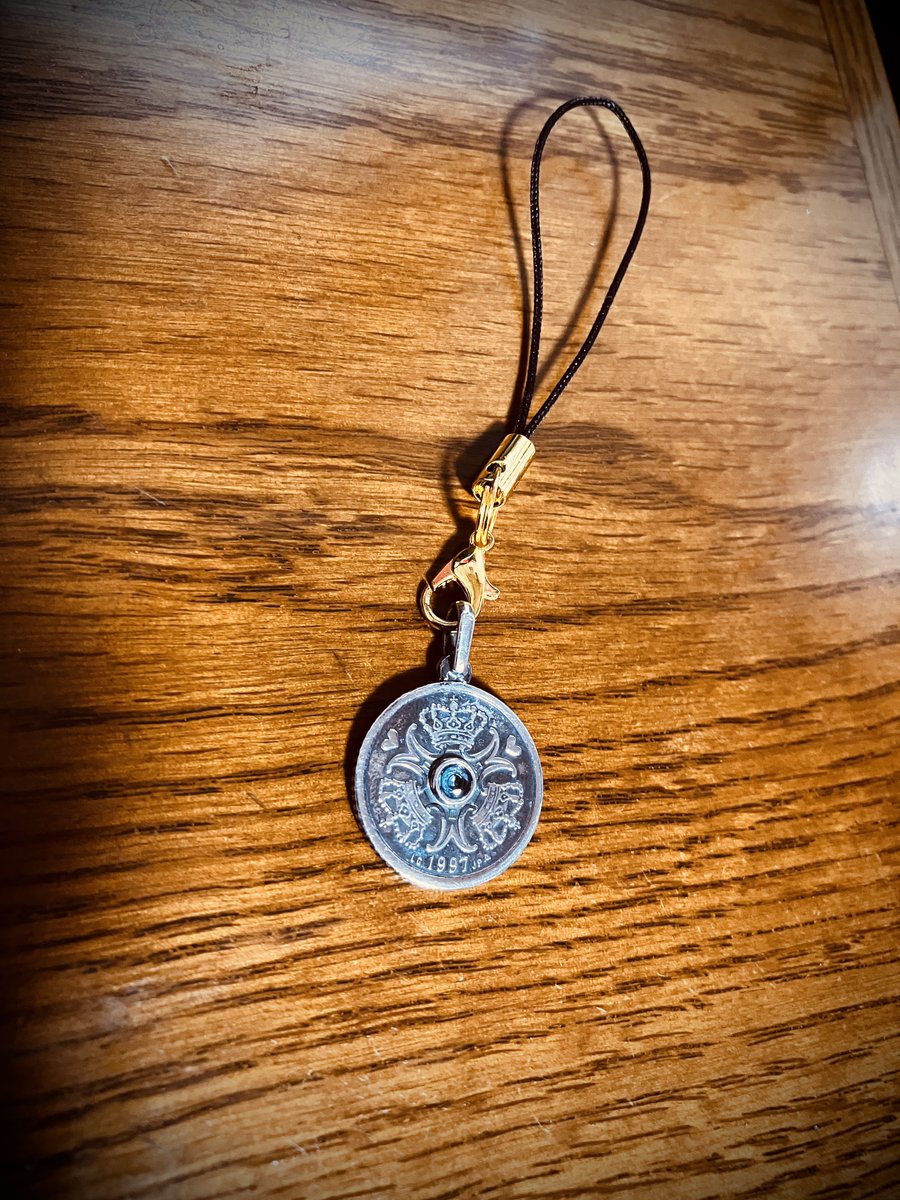 クローネコインは5円50円と同じく真ん中に穴が開いていてハートマークと王冠が刻印されてる幸せを呼ぶお守りです  中央に誕生石のタンザナイトが埋め込まれてます 刻印のMは女王マルグレーテ二世のMだしつまりマーガレットだし要するに世界一愛する愛犬マギーの名前と同じ  ...