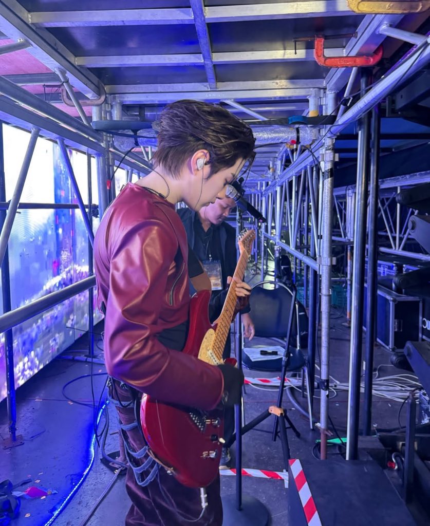 sprz_w's tweet image. พี่เติ้ลกับกีตาร์ไฟฟ้า กับน้องเฟิร์สที่ซัพพอร์ต
หลังเวที เวทมนตร์กับท่าเต้นน้องเฟิร์ส น่ารัก