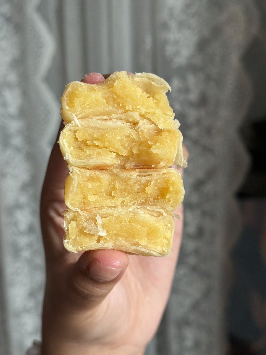 queerisy's tweet photo. JUJUR… udah nyobain beberapa merek bakpia tapi kalau disuruh pilih paling TERENAK itu BAKPIAKU (khusus) yang keju

lihat aja isian kejunya engga pelit.. engga keras bener-bener lembut, sekalinya bawa oleh-oleh maunya bakpiaku keju terus 🙂‍↕️ deserve rating 1000000/10 https://t.co/trCGzVzg9n