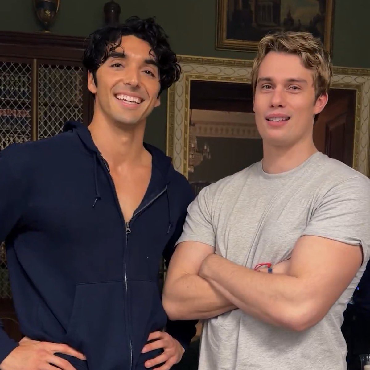 vbsabrasiI's tweet image. ALEX CLAREMONT-DIAZ &amp;amp; HENRY FOX ESTÃO OFICIALMENTE DE VOLTA!!!