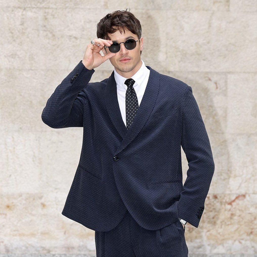 zeglianswiftie's tweet photo. HOW CAN YOU NOT SAY JAMES BOND https://t.co/LMRFmFmF7h