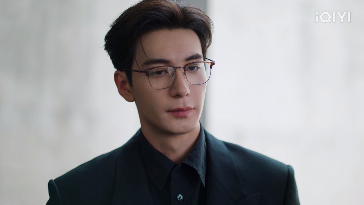 aienvu's tweet photo. Oh damn, Xiao Zhiyu is back again with this black style and specs. ❤️‍🔥 https://t.co/QwFVG1opFN