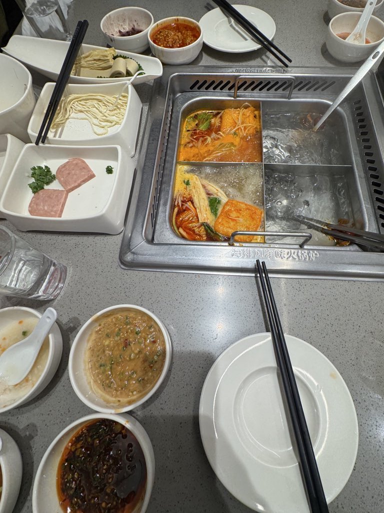 오늘은 춋- 카와이한 미소녀 트친과
오프 뛴 날 - ww (°▽°)!!
또오쨔앙님과 좋은 시간 보내서 행복햇답니다
ㅋㅋ(근데 화장실 다녀온다 하시고 한시간 넘도록 안 오셔서 그냥 계산하고 나왔는데 혹시 무슨 일 있으신가... 이거 보면 디엠 좀요 ㅎㅎ;;)