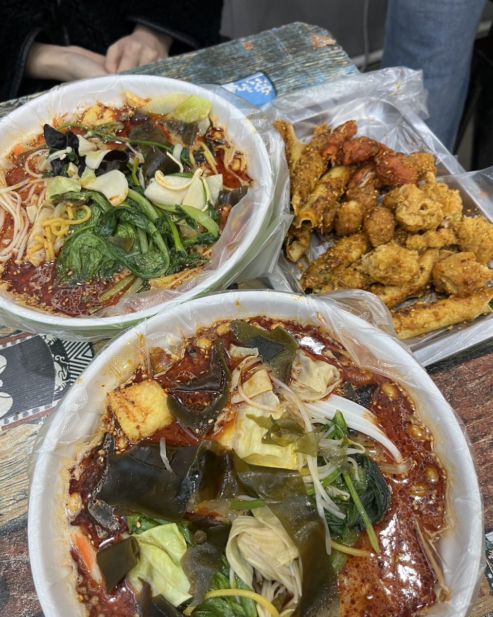 RobinSm38767485's tweet photo. 和姐妹吃麻辣烫太满足了，比三个人有意思🤔️ https://t.co/JgOIVzjGYW
