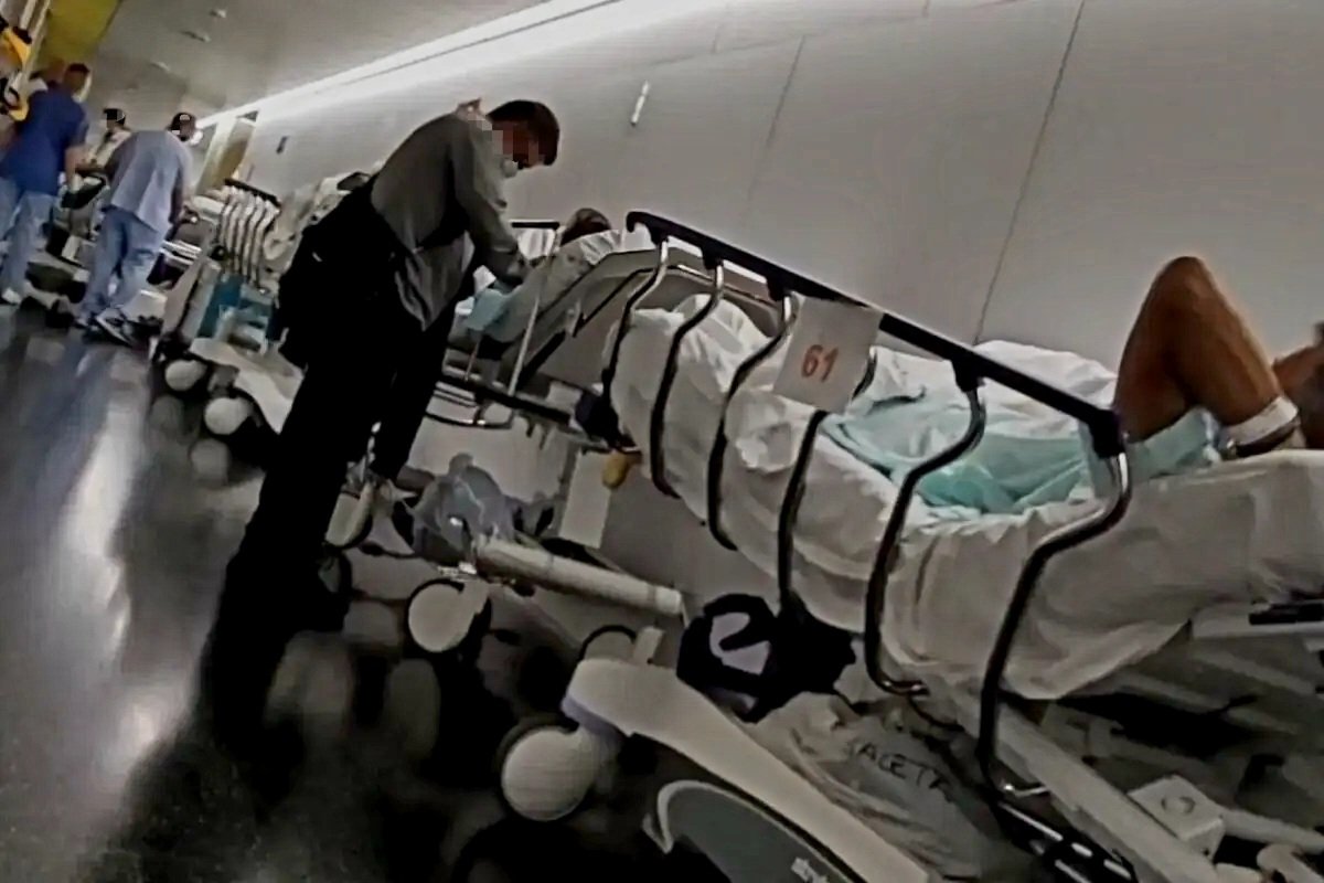 CatalunyaAC's tweet image. Atenció a urgències per a un ciutadà qualsevol:
▪️ 6 hores (mínim) de sala d'espera.
▪️ Una llitera al passadís per passar-hi la nit.
▪️ Paracetamol, ibuprofèn i cap a casa si "no es considera greu".
▪️ Amb sort, en mig any, alguna prova diagnòstica.

Si et dius @salvadorilla:
▪️…