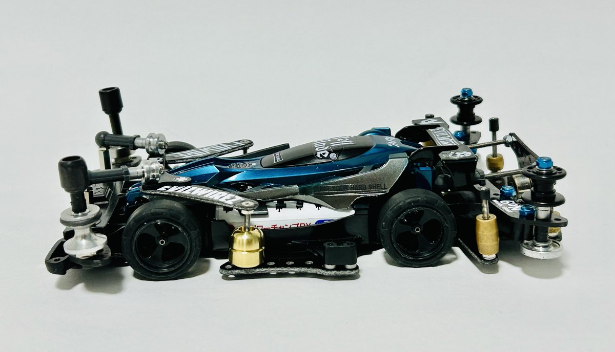 Piro_Makimura's tweet image. 昨日のHiFiveでいただいたUDSボディを見ていたら、どうしてもMAに載せたくて

載せたらどうしてもevilwireのステッカーを貼りたくなって

したっけ、ボディの形に合わせた提灯の形にしたくて

結果こうなりました🤡

#UDS
#evilwire
#ミニ四駆
#ストッククラス