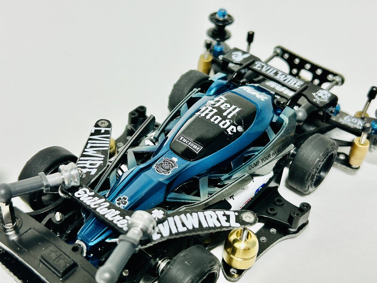Piro_Makimura's tweet image. 昨日のHiFiveでいただいたUDSボディを見ていたら、どうしてもMAに載せたくて

載せたらどうしてもevilwireのステッカーを貼りたくなって

したっけ、ボディの形に合わせた提灯の形にしたくて

結果こうなりました🤡

#UDS
#evilwire
#ミニ四駆
#ストッククラス