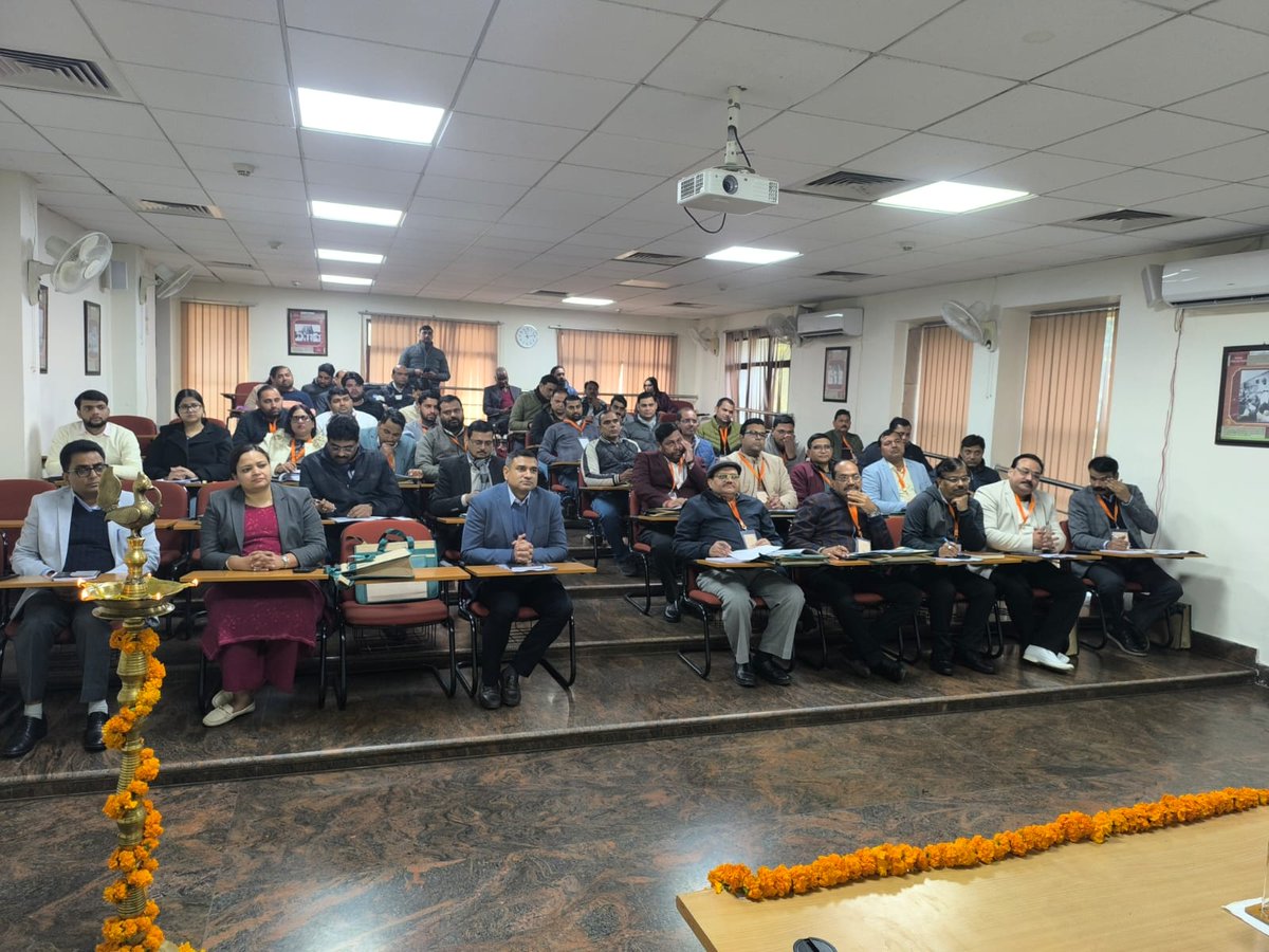 पंचायती राज प्रशिक्षण संस्थान, लखनऊ में जिला पंचायत अधिकारियों/कार्मिकों के 01 दिवसीय आवासीय प्रशिक्षण का शुभारंभ श्री प्रवीण कुमार, अधीक्षण अभियंता, सुश्री स्वाति गुप्ता, उपनिदेशक एवं सहायक अभियंता श्री अभय प्रताप सिंह द्वारा दीप प्रज्ज्वलन कर किया गया।

#PRIT #UPPanchayatiraj