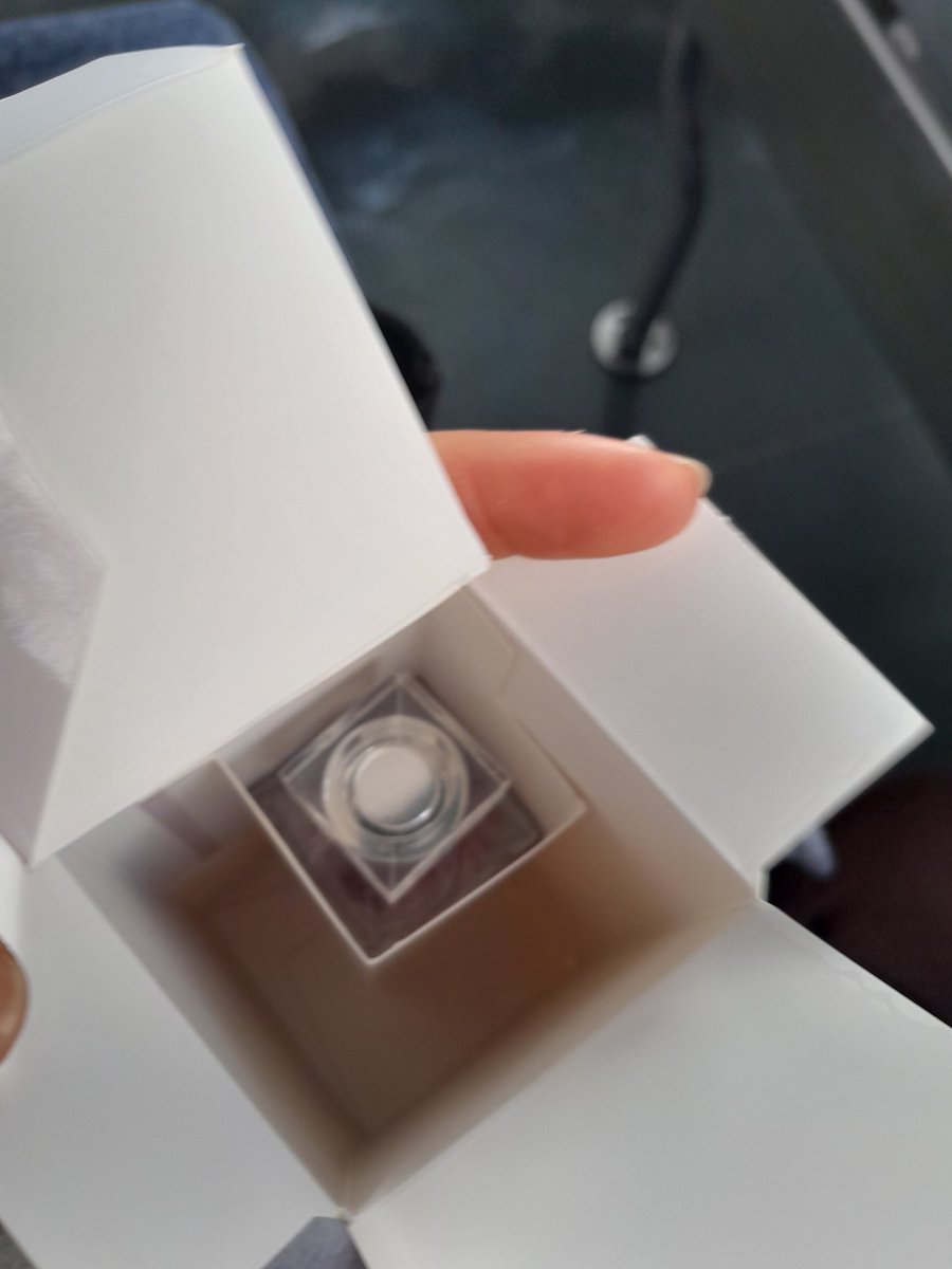 Aldığım parfümün teasterı ile aynı boy olması...Ve sırf hareket etmesin diye sıkı sıkı kenara tutturmalari yani boyutuna göre kutu yapabilirsiniz bence