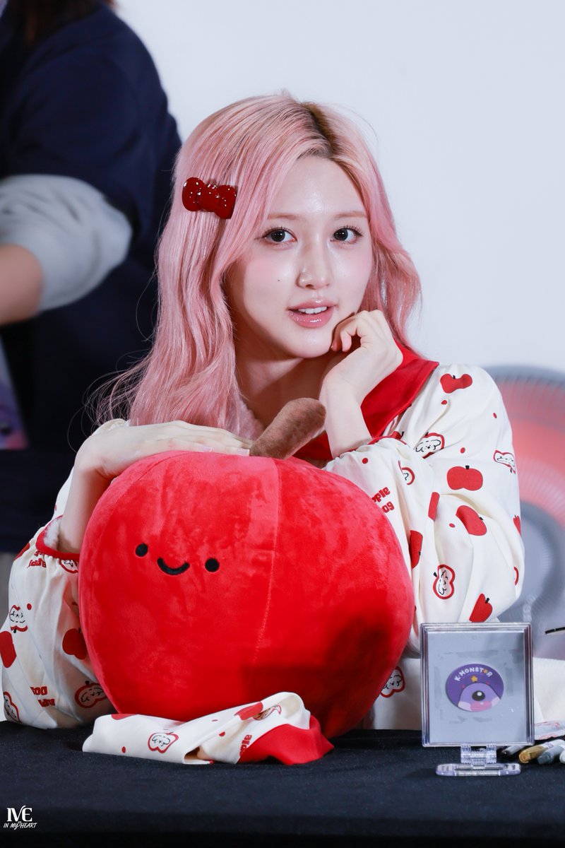 IVE4ever211201's tweet image. 260111 🐿️ 🍎 

#IVE #GAEUL #가을
#아이브 #김가을