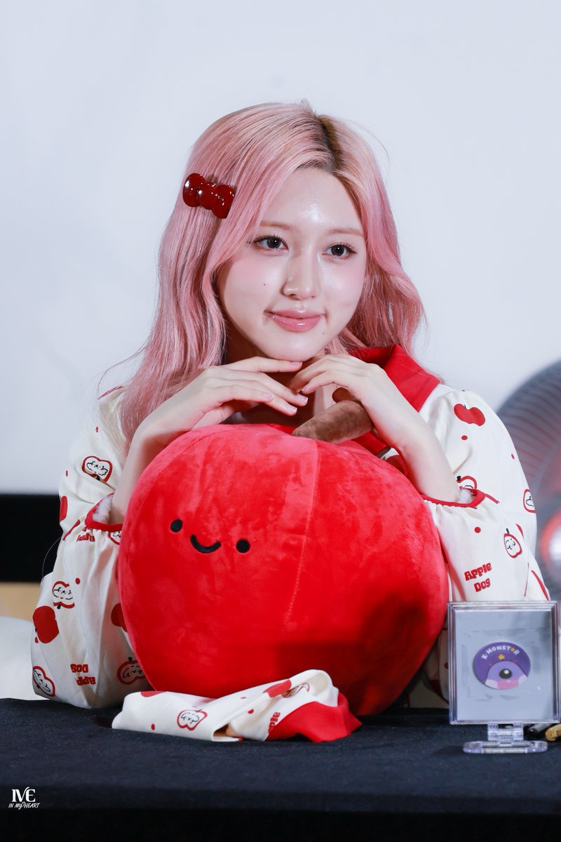 IVE4ever211201's tweet image. 260111 🐿️ 🍎 

#IVE #GAEUL #가을
#아이브 #김가을