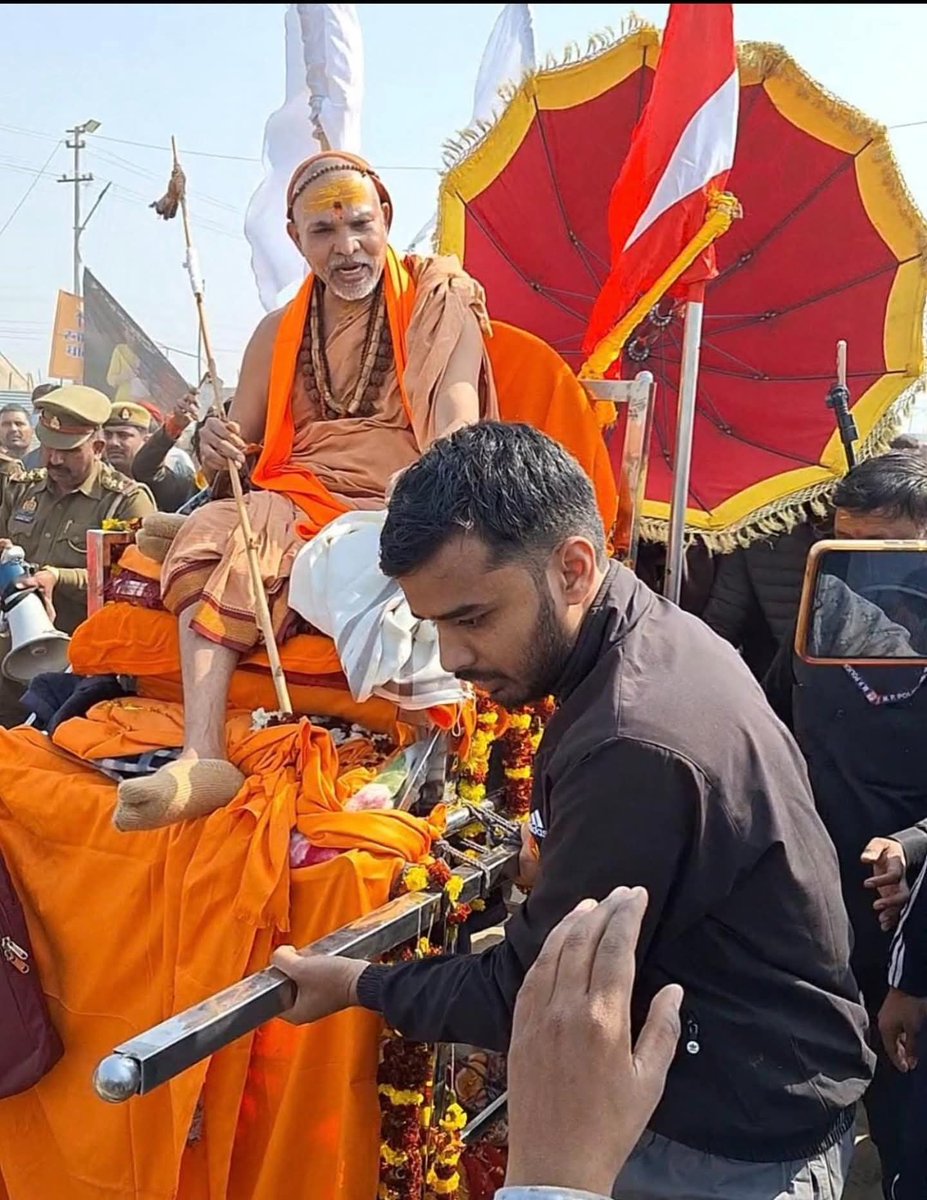 Batkuchan's tweet photo. जिसके कारण वे बिना गंगा स्नान किए लौटने को मजबूर हुए। यह केवल एक घटना नहीं,बल्कि हमारी धार्मिक स्वतंत्रता और आस्था पर  प्रहार है। ऐसा प्रतीत होता है मानो आज धर्मस्थलों पर आक्रांताओं का कब्ज़ा हो गया हो। इस अन्याय के खिलाफ़ आवाज़ उठाना हर आस्थावान  का कर्तव्य है
#ManikarnikaGhat https://t.co/usRwmkZhJX