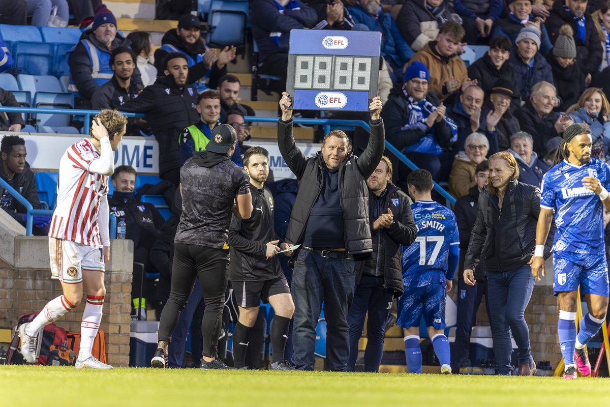 📸 A great picture here of the man who stepped in from the crowd to help out with the officiating at Gillingham on Saturday - hopefully he enjoyed it!
Credit: <a href="/Julian_KPI/">Julian Kent Pro Images</a>
Story here: kentonline.co.uk/medway/sport/f…