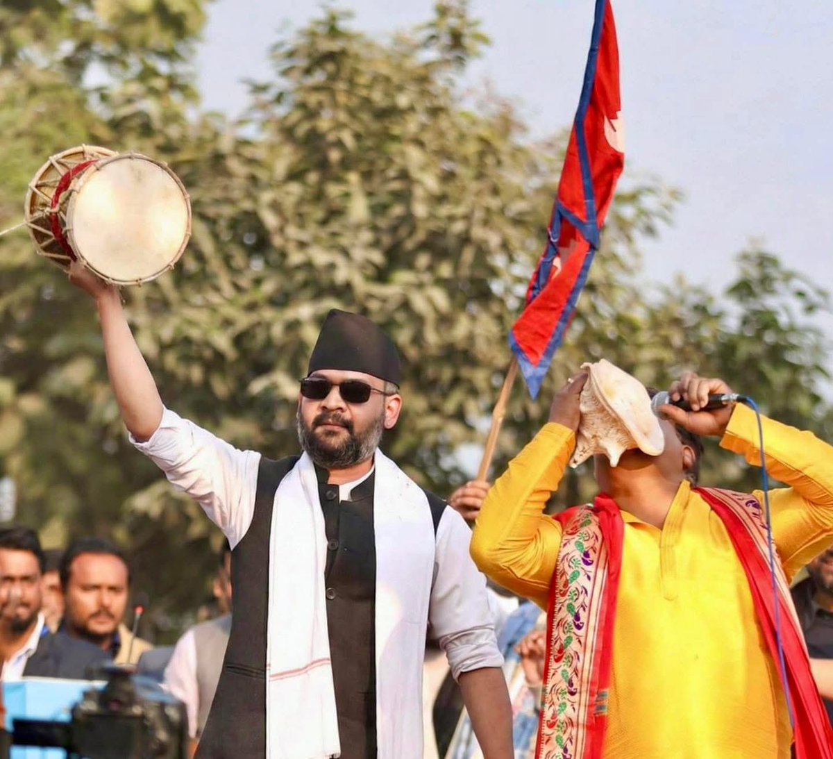Balen Shah says, “म यो भन्न चाहन्छु कि प्रदेशलाई अझै बलियो बनाउनु पर्छ। प्रदेशको काम एउटा वडामा गएर ५० हजारको धारा जोड्ने होइन। प्रदेशको काम भनेको कम्तीमा ३-४ वटा पालिकालाई जोडेर ठूला काम गर्नु हो। जनकपुरको प्रमुख प्रशासकीय अधिकृत फेर्न किन काठमाडौं जानु पर्छ? जनकपुर त प्रदेशको