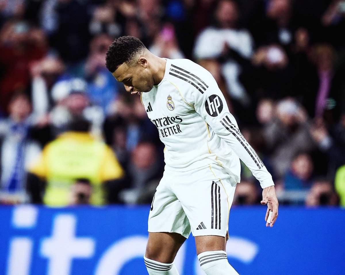 FabrizioRomano's tweet image. 🚨 Kylian Mbappé: “I understand the fans who wanted to boo us. We're not doing things right. What I did NOT like was that if they're going to boo, it should be the WHOLE squad”.

“You shouldn't single out one player. We're doing poorly as a team”.