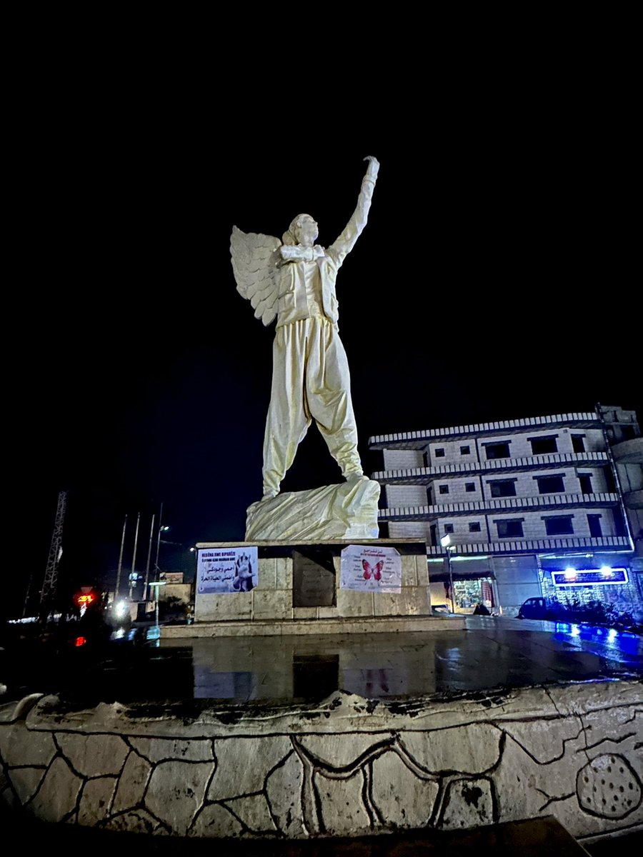 Kobane, donde ISIS fue derrotado por primera vez, hoy está sitiada.

Los caminos están cerrados.

El pueblo de Kobane ya no tiene salida.

Kobane está sitiada.