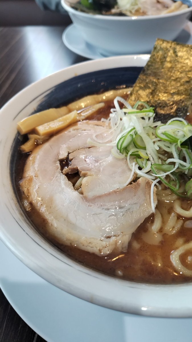 ComJasu's tweet image. 今日は酒田と鶴岡へ
勿論遊びじゃごさいません。
お昼は迷い迷ってかつ、
定休日のお店に嫌われて
辿り着いたのが、大好きな
#麺屋いたがき🙌
 さん！
もちろん #魚豚らぁめん🙌
#大盛10円
職場の後輩も美味しいと
大満足で良かった！
ご馳走様でしたっ！🙌
#ラーメン好きと繫がりたい🙌