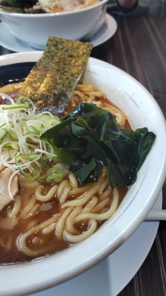 ComJasu's tweet image. 今日は酒田と鶴岡へ
勿論遊びじゃごさいません。
お昼は迷い迷ってかつ、
定休日のお店に嫌われて
辿り着いたのが、大好きな
#麺屋いたがき🙌
 さん！
もちろん #魚豚らぁめん🙌
#大盛10円
職場の後輩も美味しいと
大満足で良かった！
ご馳走様でしたっ！🙌
#ラーメン好きと繫がりたい🙌