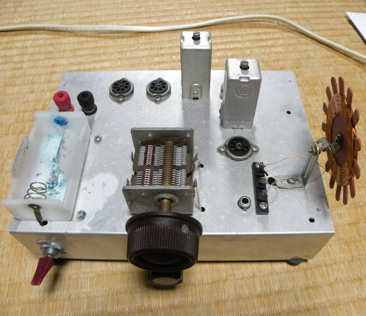 1R5ー1T4ー1U5ー3S4の4球スーパー。液漏れで電池BOXが腐食している