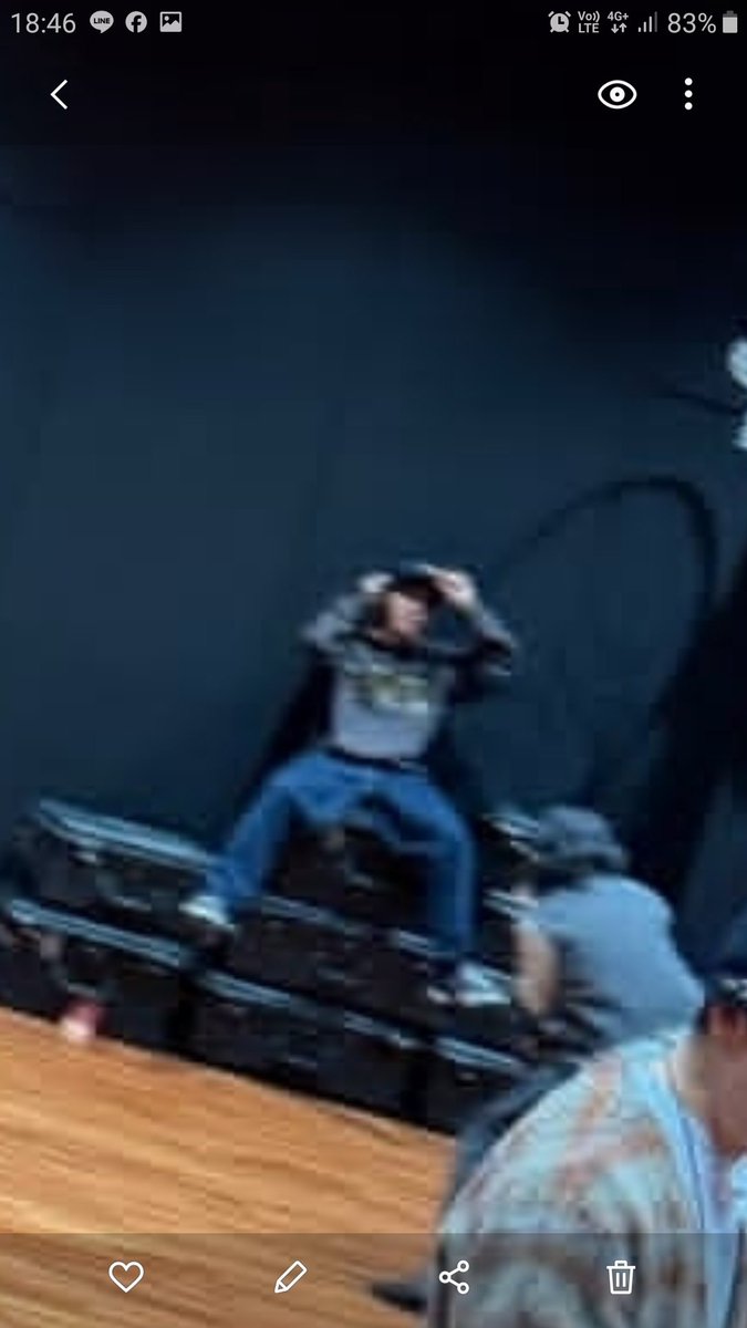 นัมจุนลงรูปห้องซ้อมให้ตื่นเต้นอีกแล้ว ด้านหลังคือพี่โฮปแน่ๆ กำลังถ่ายคอนเท้นต์ไรสักอย่าง 555555