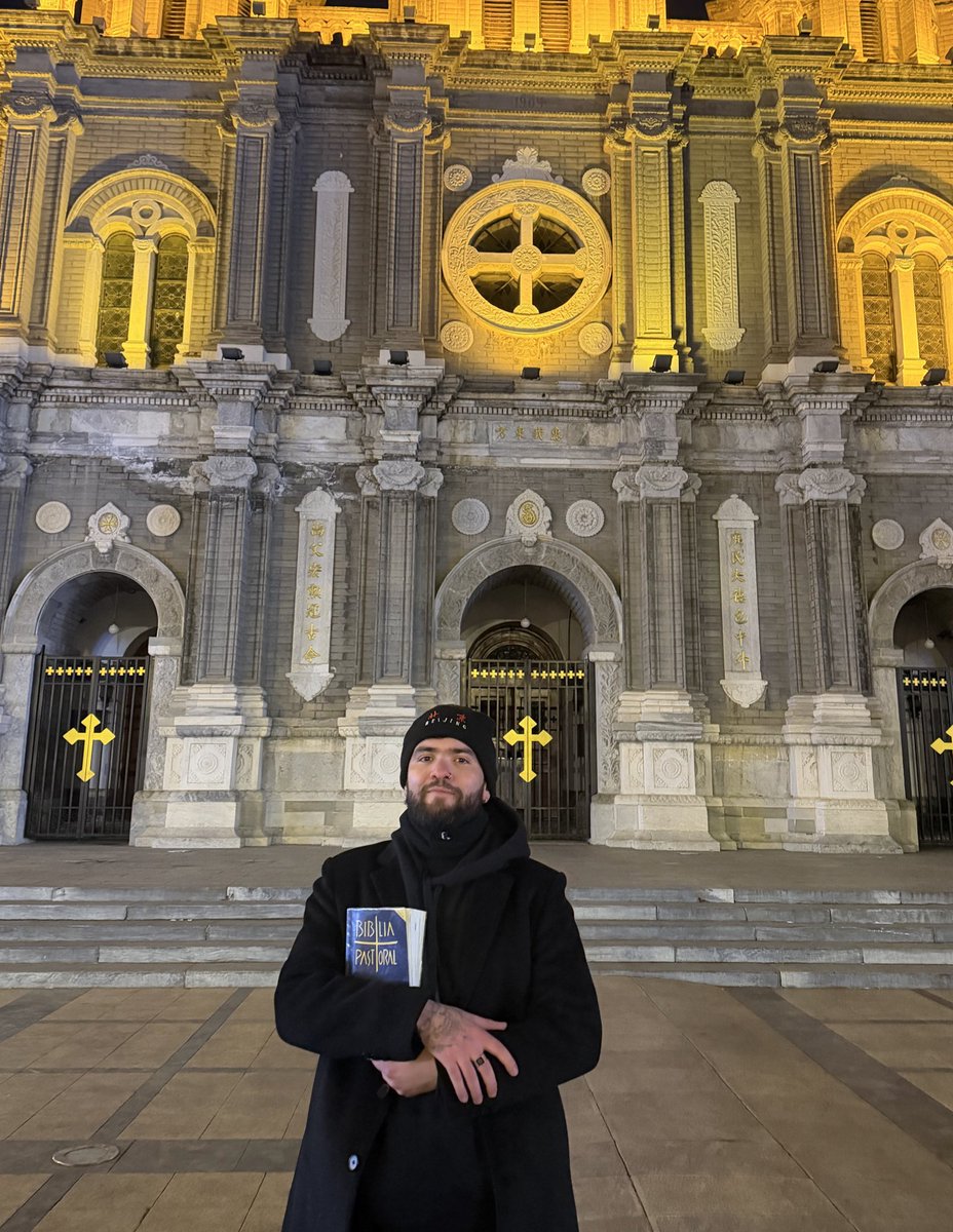 tiagosantineli's tweet image. a china que persegue cristãos deixa eles construírem uma igreja desse tamanho pra poderem fazer seu culto. é uma opressão gigantesca mesmo né 😭🙏