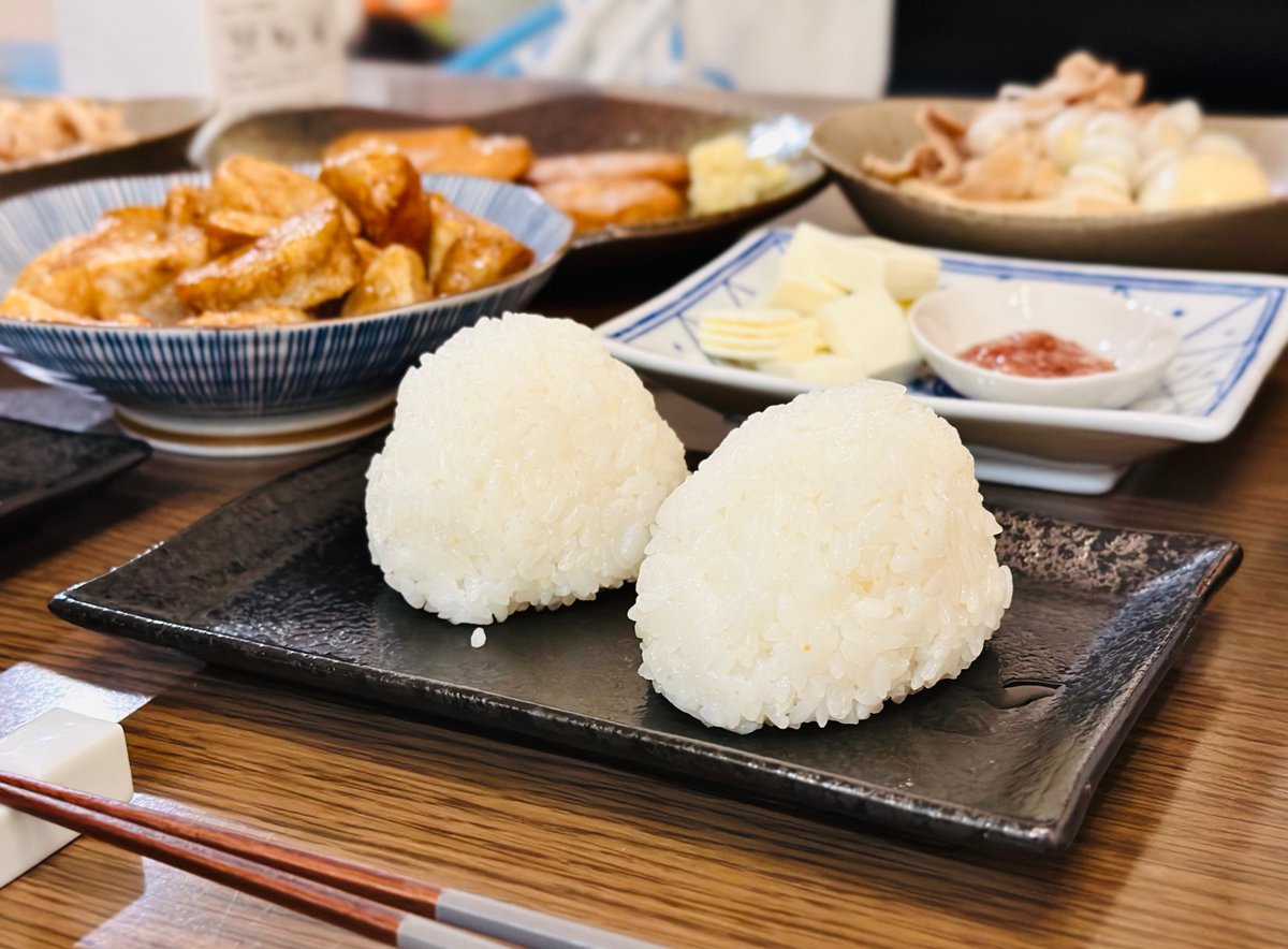 色々な料理を美しく見栄え良く作り上げる小麦さんですが、唯一隙を見せるのがおにぎり。
小麦さんのおにぎりはかわいい形をしている。ずんぐりとむっくりと。
#おうちごはん
#小麦ごはん
