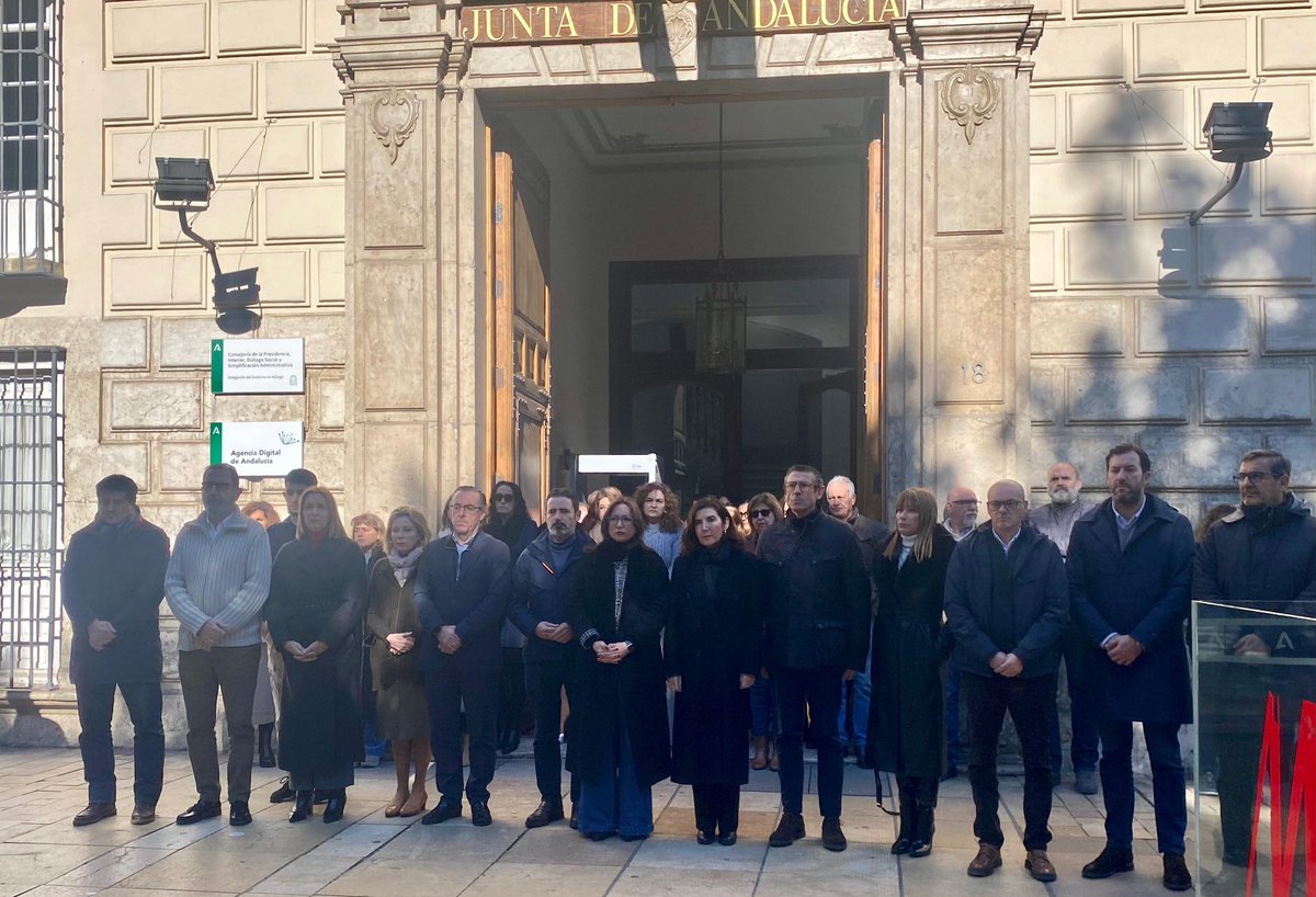 Hemos suspendido agendas y guardado un minuto de silencio en memoria de las personas que han perdido la vida en el accidente ferroviario de Adamuz. 

Estamos junto a las familias y heridos, y no cabe más que trasladar nuestra admiración por la ingente labor de los profesionales