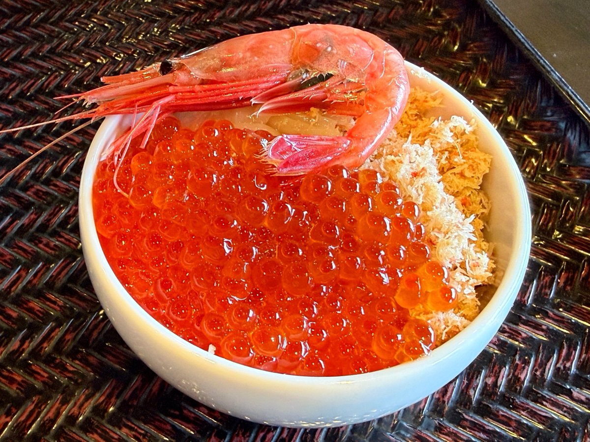 h_gashiyama's tweet photo. 人生で一度は必ず食うべき朝食がある

それがラビスタ函館ベイの朝食バイキング

今まで全国色々なホテルに泊まってきたけど、ここは正直異次元すぎる
バイキングのクオリティが日本一

おかわり自由セルフ海鮮丼が超神すぎる
極上いくらをかけ放題、食べ放題

しかもこのいくらのクオリティが半端ない
生臭さゼロ、ぷちっと弾けて滑らか濃厚
完全に函館クオリティの激うまいくら

しかも、いくらだけじゃなく、他の刺身もうまいし、魚料理もうまい！
全てにおいて一ミリも隙がない

あまりに凄すぎて、『夢かな？』って錯覚して、興奮しすぎて動悸が止まらない

12年前くらいにこの朝食バイキングを食べる目的で函館に来て以来、函館泊まる時はずっとここ

一生に一度は絶対行ってみてくれ