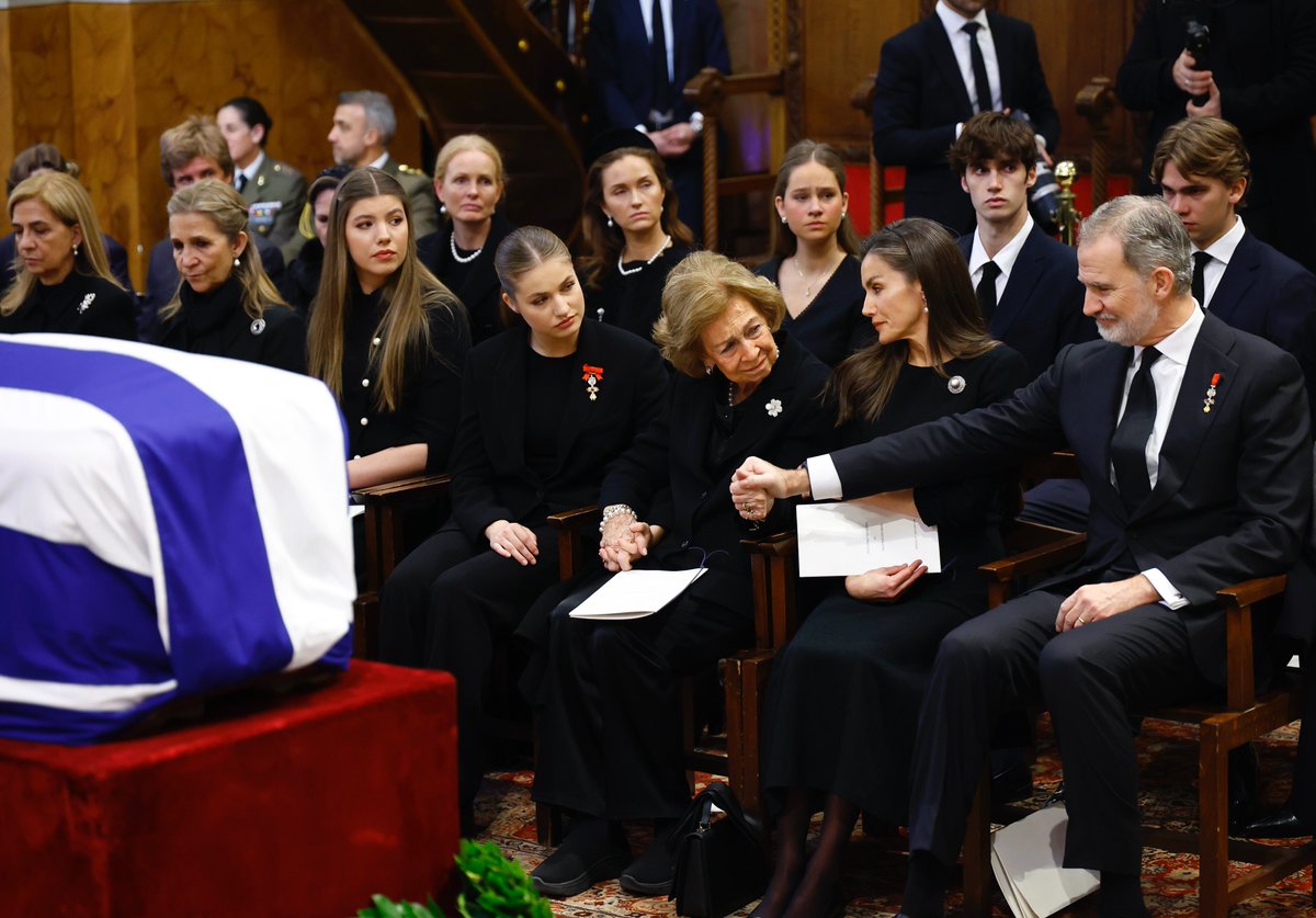 CasaReal's tweet photo. Los Reyes, junto a la Princesa de Asturias y la Infanta Sofía, y la Reina Sofía han asistido al funeral por la Princesa Irene de Grecia en la Catedral Metropolitana de Atenas (Grecia).

➡️https://t.co/QFYwNd6aMX https://t.co/mfZXR4L0L8